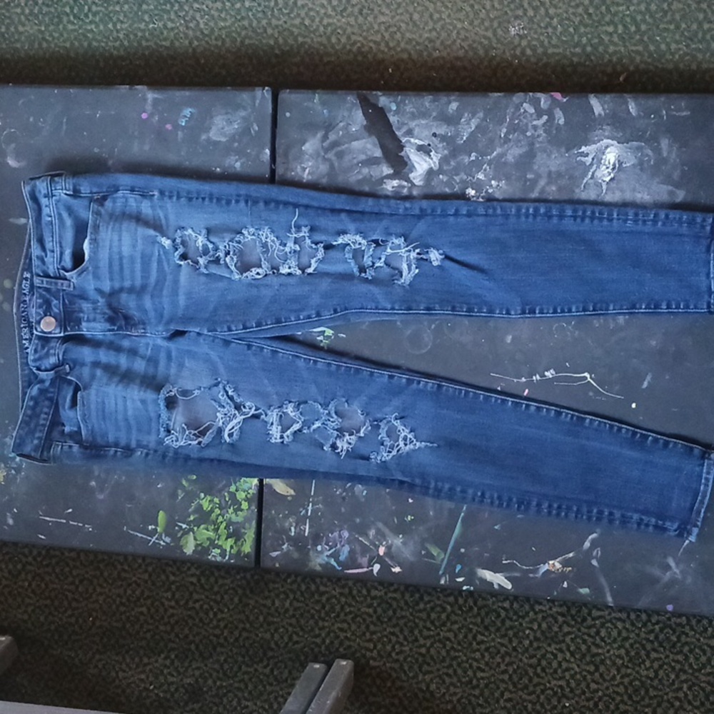 American Eagle 360 super stretch distressed blue jeans